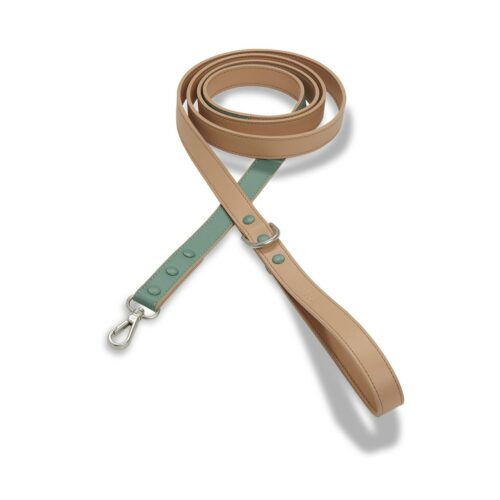 BO Vegan Leather Dog Leash by Pawness, in emerald and tan color combination, handmade in Italy. Lightweight, nickel-free, with comfortable handle and D-ring. Perfect for daily walks, 180 cm long.